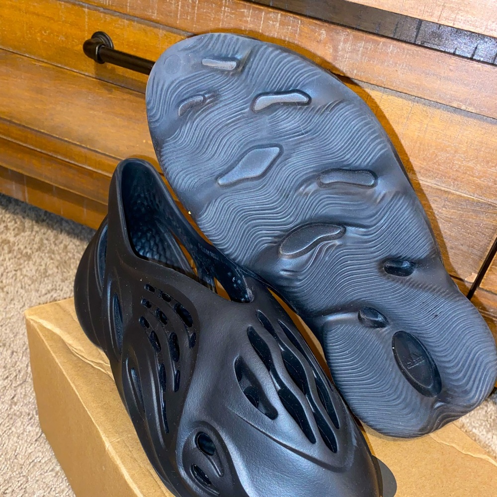 COPY - Yeezy Foam RNNER (black) size 8 - Picture 3 of 4